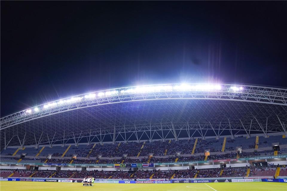 Kurz vor dem Anpfiff im Nationalstadion von Costa Rica informieren Polizisten einen Nationalspieler über eine Unterhaltsklage gegen ihn. (Archivbild) Daniela Porcelli/Zuma Press/dpa