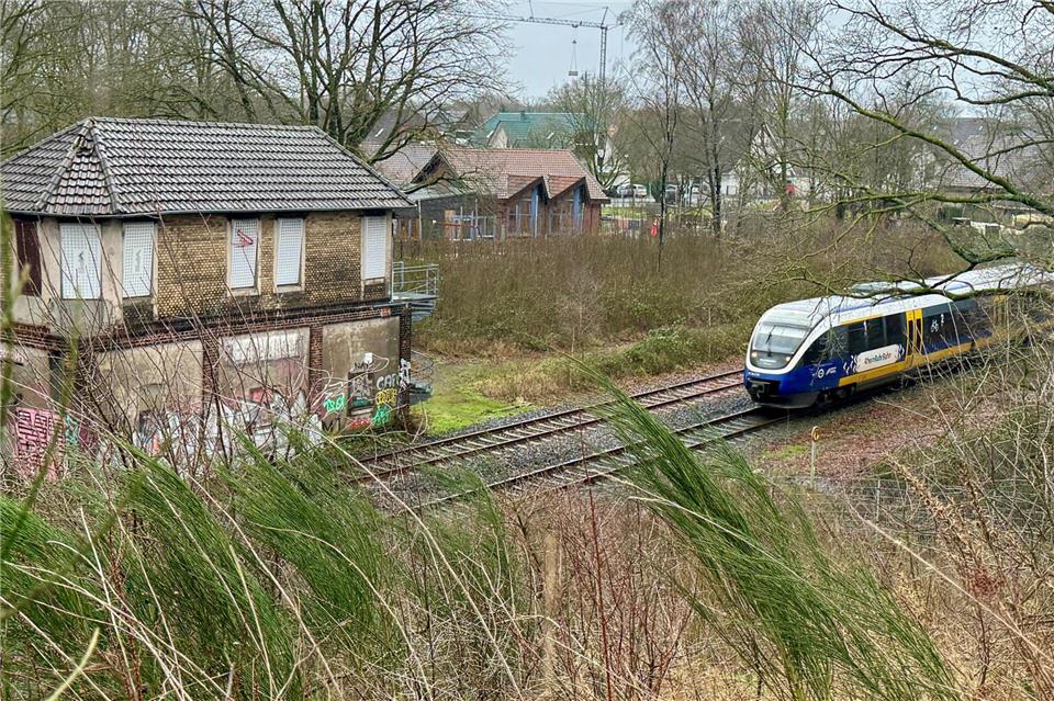 Kurz vor dem Borkener Bahnhof passiert ein Zug der Linie RE 14 das stillgelegte Stellwerk: Bis Dezember 2026 sollte die Rhein-Ruhr-Bahn ursprünglich die Linie betreiben.