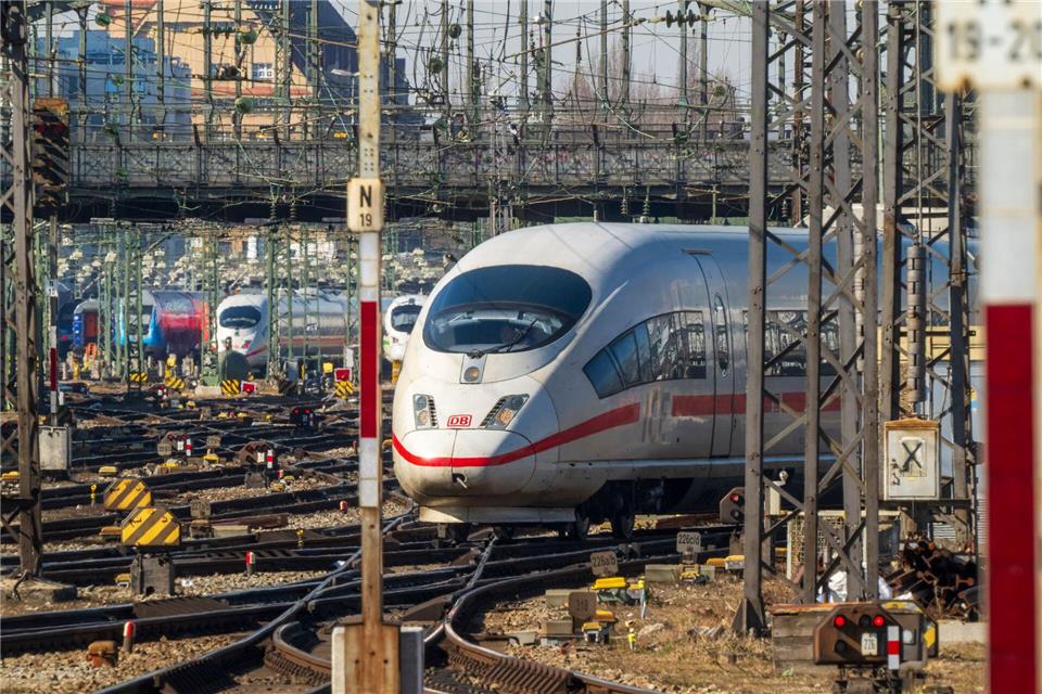 Kurz vor dem Hauptbahnhof in der Landeshauptstadt hat ein Mann die Notbremse gezogen. (Symbolbild)Peter Kneffel/dpa