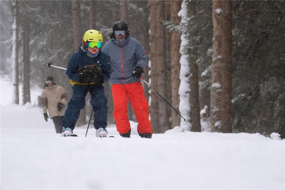 Kurz vor dem Jahreswechsel ist die alpine Skisaison nun auch am Fichtelberg gestartet.Sebastian Willnow/dpa