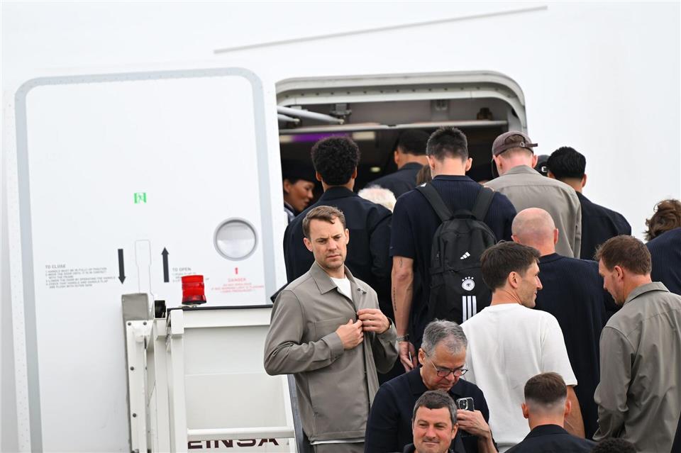 Kurz vor dem Start: Torwart Manuel Neuer (l) und Co. starten die WM-Mission.Florian Wiegand/dpa