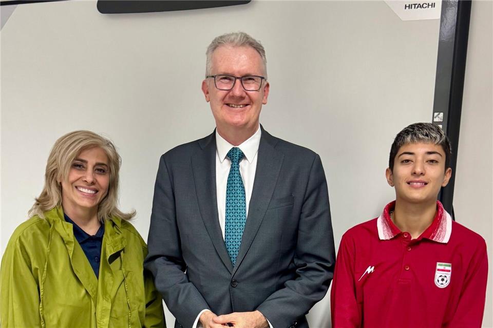 Kurz vor der Abreise entschieden sich zwei weitere Teammitglieder zum Bleiben.-/Australia Ministry of Home Affairs/AP/dpa