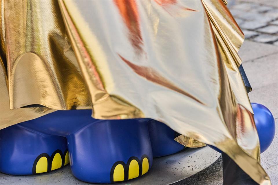 Kurz vor der Enthüllung ließ sich schon erahnen, wer der Maus künftig zur Seite stehen wird.Rolf Vennenbernd/dpa