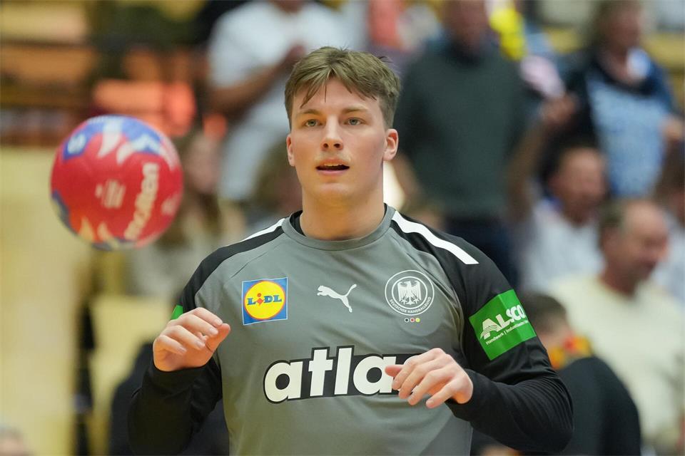 Kurz vor der Heim-WM fällt Handballer Nils Lichtlein mehrere Wochen verletzt aus. (Archivbild)Sören Stache/dpa