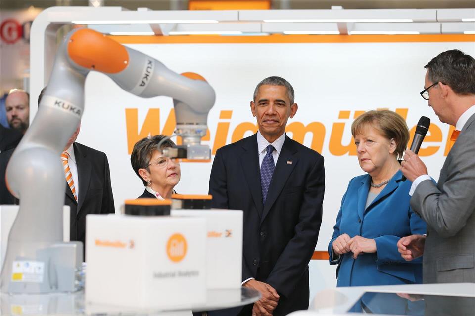 Kurz vor der Midea-Übernahme 2016 ließen sich Bundeskanzlerin Angela Merkel und US-Präsident Barack Obama auf der Hannover Messe Kuka-Roboter vorführen. (Archivbild)picture alliance / dpa