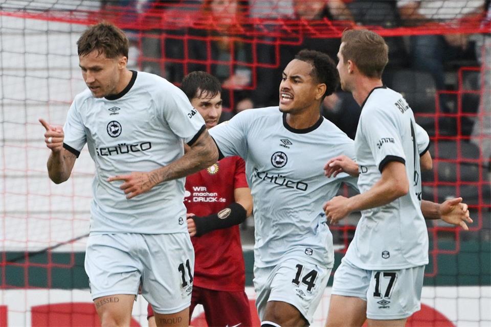 Kurz vor der Pause das Spiel zwischenzeitlich gedreht: Joel Grodowski schießt das 2:1 für Bielefeld.Marijan Murat/dpa