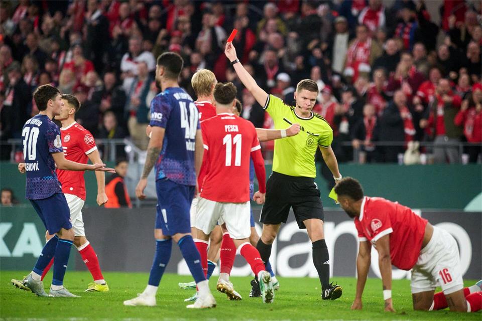 Kurz vor der Pause flog Nicolas Seiwald mit Gelb-Rot vom Platz. Bernd Thissen/dpa