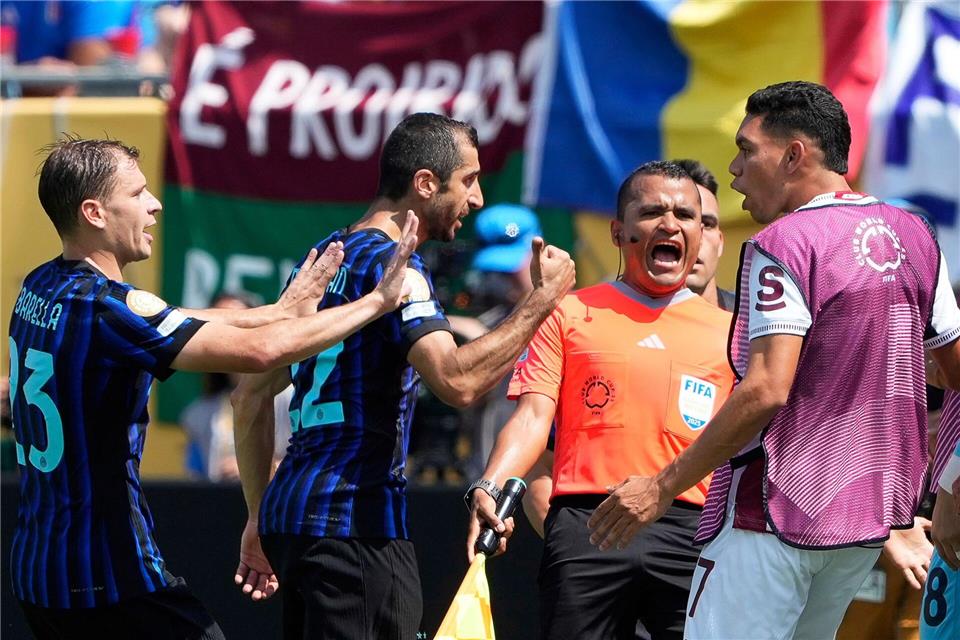 Kurz vor der Pause kam es auf dem Rasen zu einem kleinen Tumult. Chris Carlson/AP/dpa