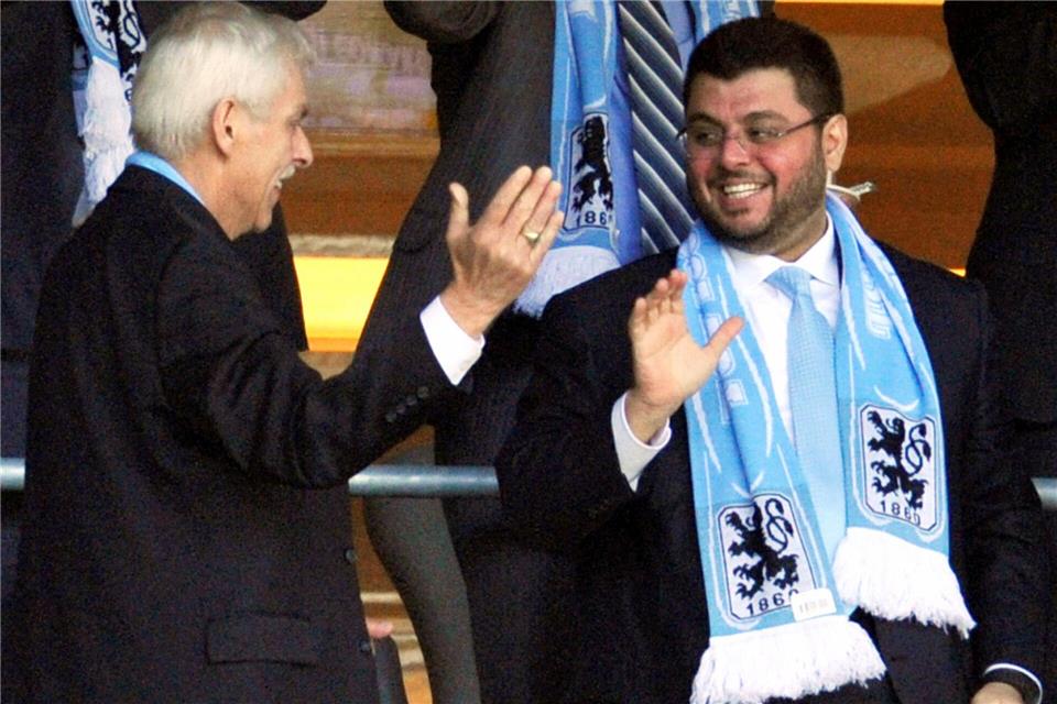 Kurz vor seinem Einstieg hatte Hasan Ismaik (r) noch richtig Spaß beim TSV 1860 München. (Archivbild)picture alliance / dpa