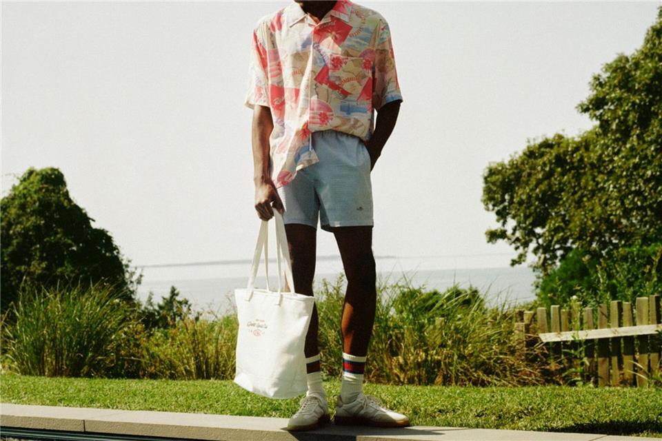 Kurzarmhemden mit Print sehen in Kombination mit Shorts - hier von Gant - besonders modisch aus. Und auch der große Shopper gehört zu den It-Pieces (Shirt ca. 150 Euro, Shorts ca. 150 Euro, Tasche ca. 130 Euro, Socken ca. 14 Euro, Sneaker ca. 130 Euro).Gant/dpa-tmn