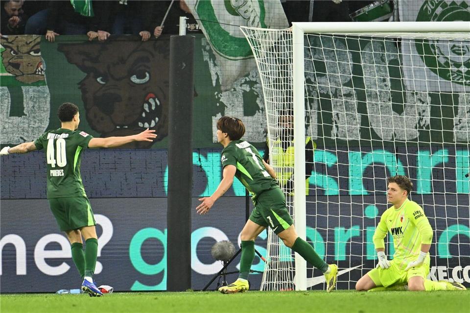 Kurze Hoffnung für Wolfsburg: Kento Shiogai (M) jubelt über sein 2:1 Swen Pförtner/dpa