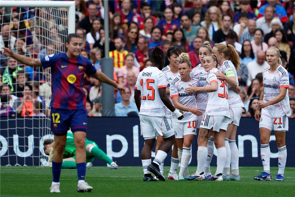 Kurze Hoffnung für die Bayern-Frauen: Linda Dallmann (Mitte) trifft zum Ausgleich.Joan Monfort/AP/dpa