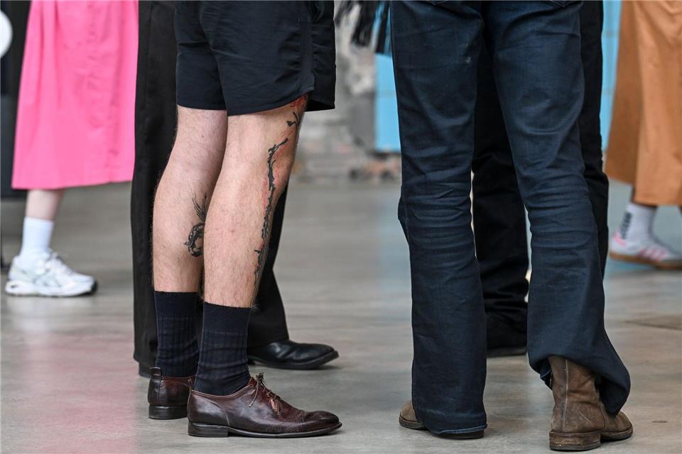 Kurze Hose und schwarze Socken geht auch - Aufnahme während der Berlin Fashion Week Anfang Juli. (Archivbild)Jens Kalaene/dpa