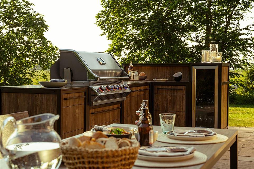 Kurze Laufwege und gute Planung sorgen für einen entspanntes Grill- und Kochvergnügen im Garten.AMK/dpa-tmn