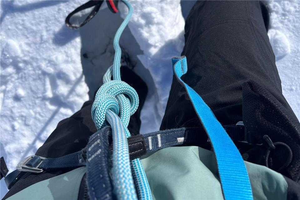 Kurze Pause im knietiefen Schnee: Die Autorin ist durch ein Seil mit dem Bergführer verbunden, folgt ihm in einigem Abstand. Nathalie Helene Rippich/dpa-tmn