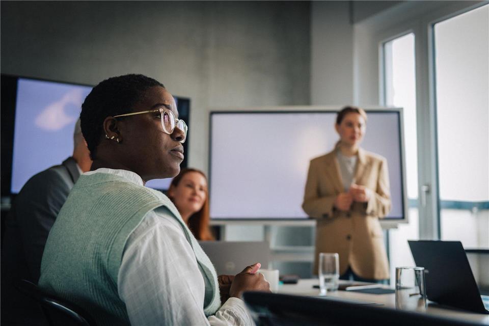 Kurze Schockstarre: Ein emotionaler Ausbruch im Teammeeting löst oft Unbehagen bei den Beteiligten aus.picture alliance / dpa-tmn