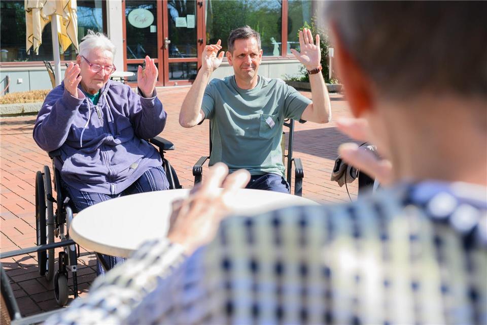 Kurze Sitzpause für die Senioren und Lies mit spielerischen Denkübungen.Julian Stratenschulte/dpa