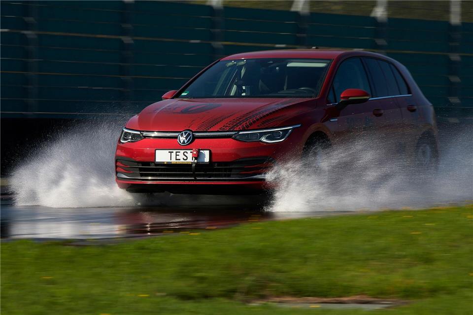 Kurzer Bremsweg auf nasser Straße: Auch das war ein Kriterium beim Sommerreifen-Test des ADAC.Marc Wittkowski/ADAC/dpa-tmn