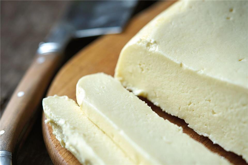 Kurzer Prozess: Wer morgen Bratkäse in die Pfanne hauen möchte, braucht für den Paneer nur Milch, Zitronen, Joghurt, Salz und Gewürze, um heute mit der Zubereitung zu beginnen. Pedro Torres/Verlag Eugen Ulmer/dpa-tmn