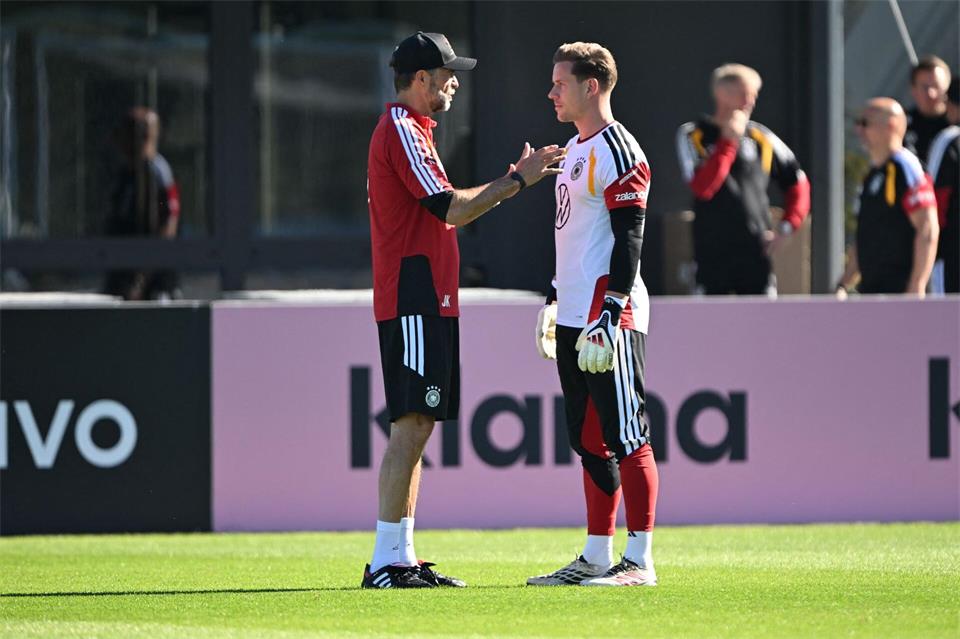 Kurzes Gespräch auf dem Trainingsplatz zwischen Chef Klopp und Torwart ter Stegen. Federico Gambarini/dpa