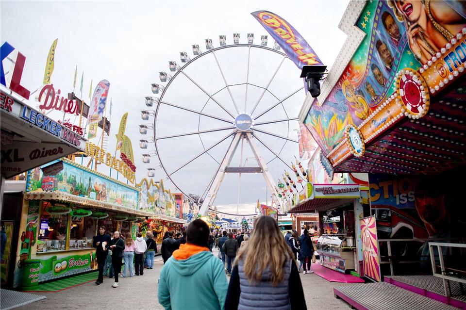 Gewalttat mit vier Toten - Gedenkminute auf Kramermarkt Kurzes Innehalten auf dem Kramermarkt in Oldenburg in Gedenken an die schreckliche Tat vom Vortag.Hauke-Christian Dittrich/dpa
