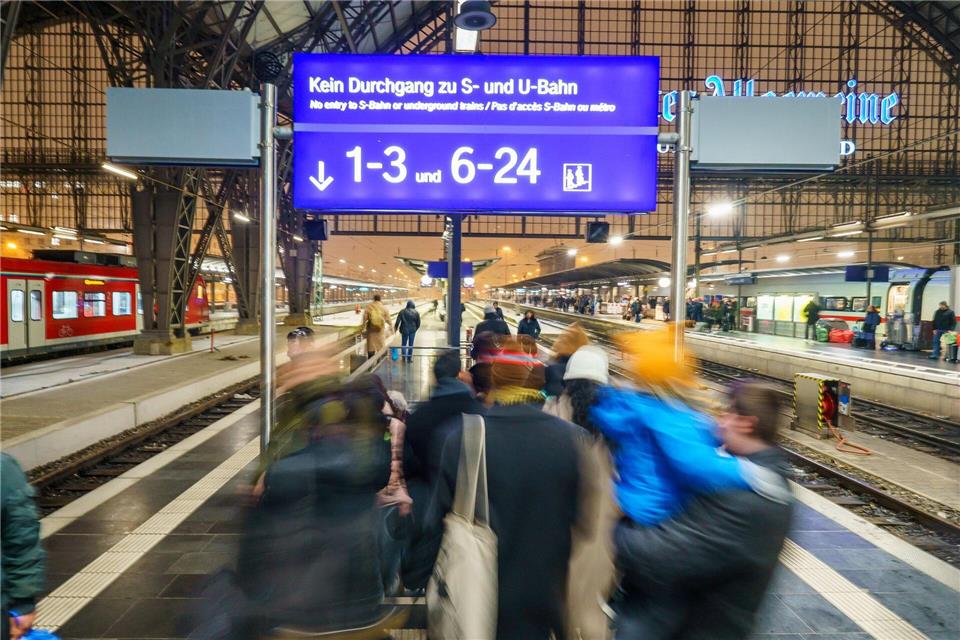 Kurzfristige Gleiswechsel sind die Fahrgäste ein großes Ärgernis. (Archivbild)Andreas Arnold/dpa
