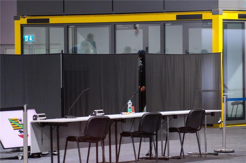 Kurzzeitig war ein Sichtschutz vor dem Angeklagten aufgebaut. Klaus-Dietmar Gabbert/dpa