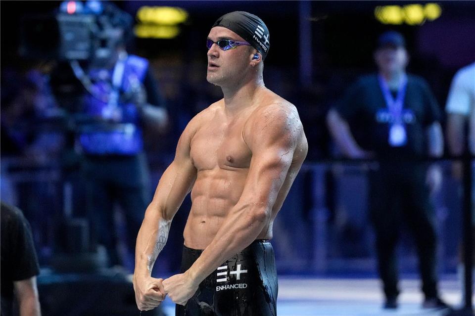 Kusch bejubelte seinen Sieg über 100 Meter Schmetterling mit einer Bodybuilder-Pose.Jae C. Hong/AP/dpa