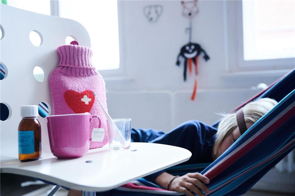 Senken oder nicht? Was Eltern über Fieber wissen sollten Kuscheleinheiten, Ruhe und warmer Tee: Das tut kranken Kindern gut. picture alliance/dpa