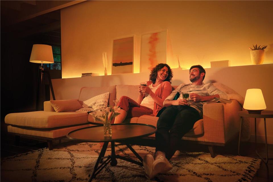 Kuschelig: Für eine gemütliche Atmosphäre im Wohnzimmer eignen sich mehrere Lichtquellen mit diffusem, weichem Licht.licht.de/Signify/dpa-tmn