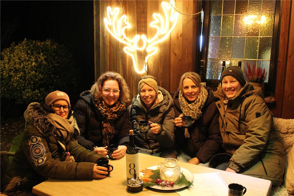 Kuschelig eingepackt genossen die Gäste der Weinhütte an der Aa die entspannte Atmosphäre und Live-Musik.