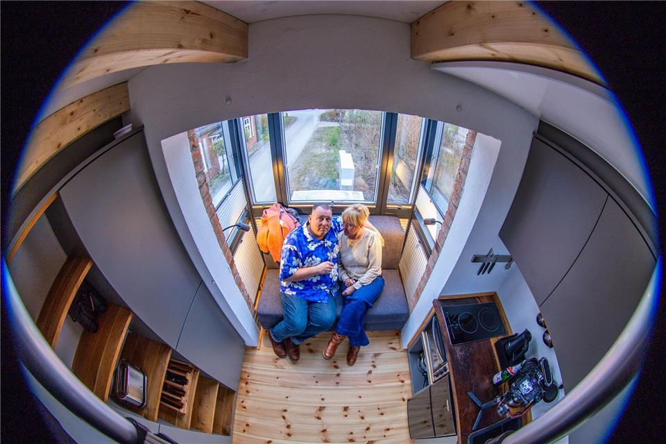 Kuschelig mit Ausblick - Elf Quadratmeter auf zwei Etagen bietet die Ferienwohnung im ehemaligen Trafoturm in Rieps (Nordwestmecklenburg).Jens Büttner/dpa