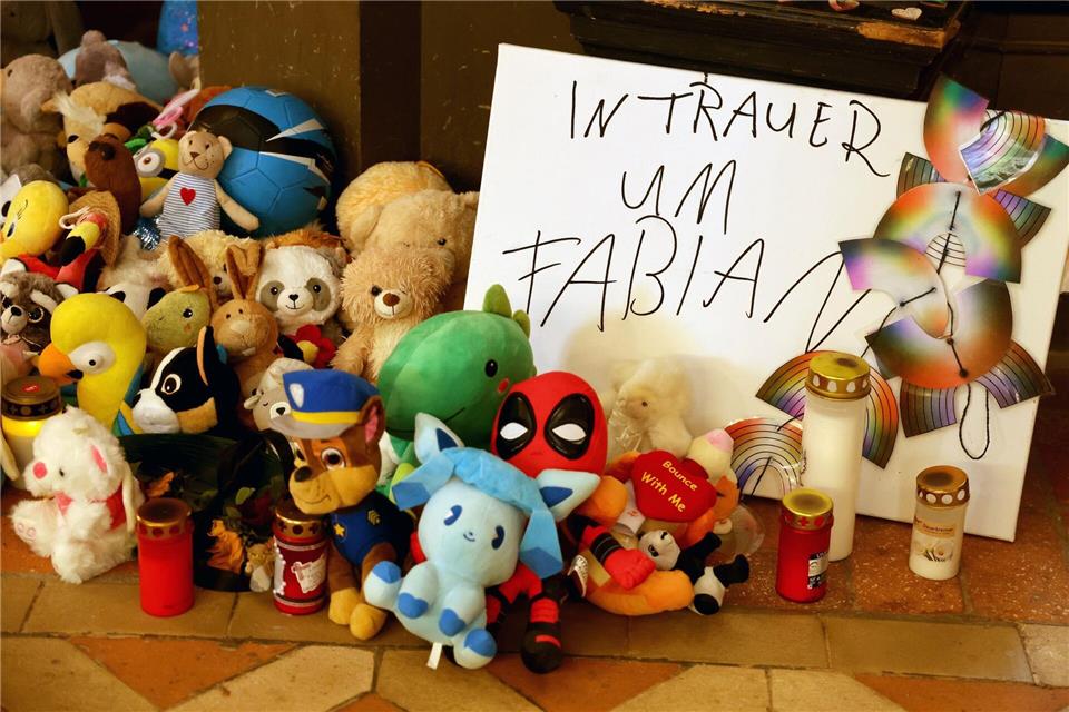 Kuscheltiere und Kerzen zum Gedenken an Fabian. Bernd Wüstneck/dpa