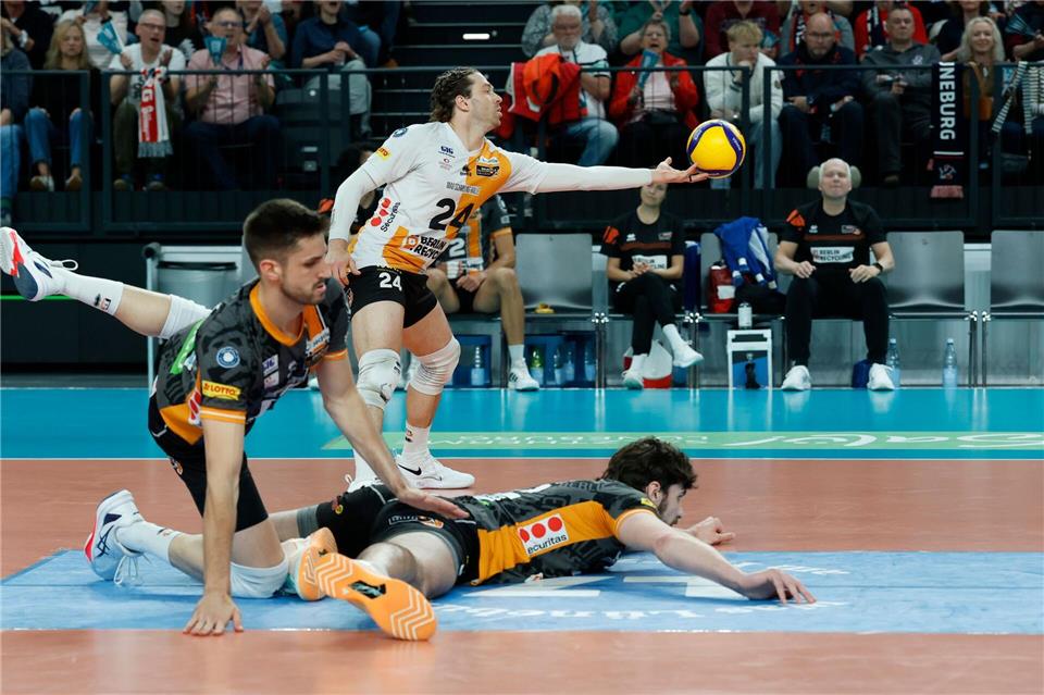 Kyle Dagostino (M) und seine Mitspieler von den BR Volleys in Aktion.Georg Wendt/dpa