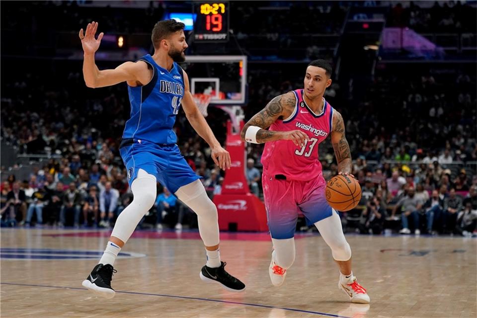 Kyle Kuzma (r), Stürmer der Washington Wizards, zieht an Maxi Kleber von den Dallas Mavericks vorbei.