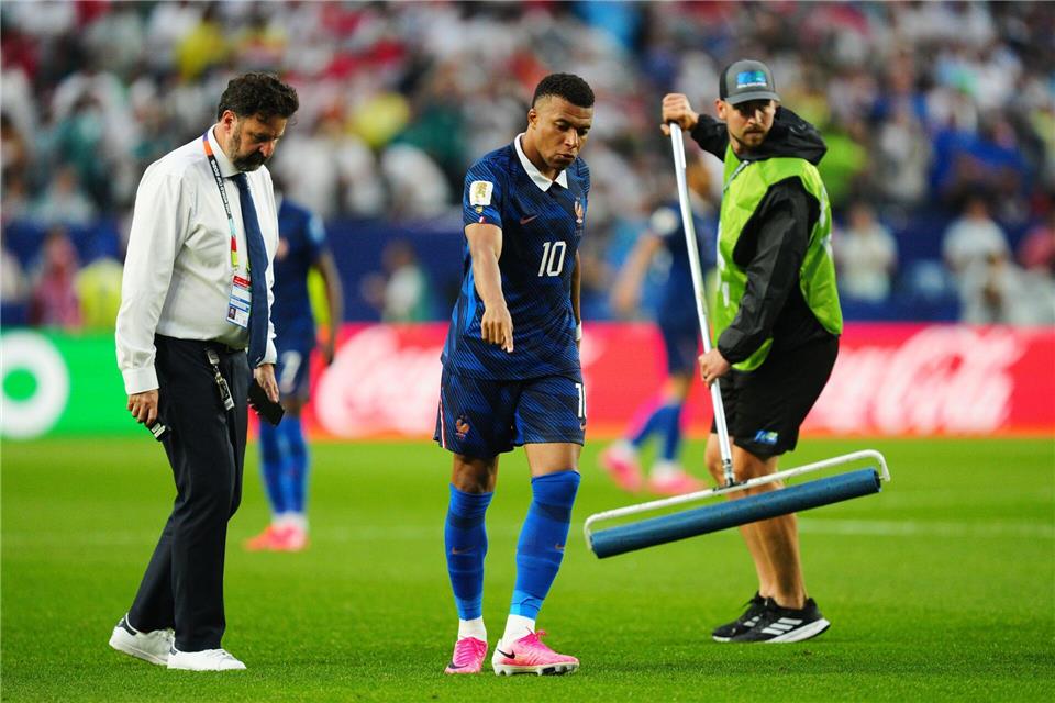Kylian Mbappé (10) gibt den Platzwarte Anweisungen.Derik Hamilton/AP/dpa