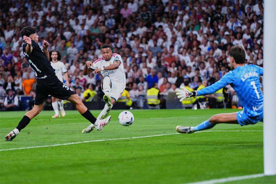 Kylian Mbappé (M) erzielt seinen dritten Treffer gegen Real Sociedad.Manu Fernandez/AP/dpa