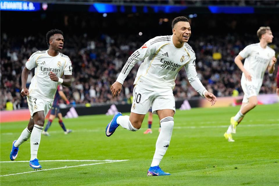 Kylian Mbappé brachte Real Madrid per Elfmeter gegen Levante in Führung.Jose Breton/AP/dpa