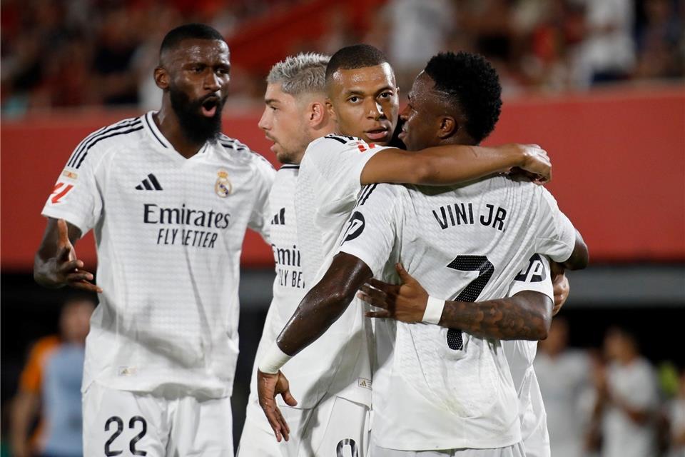 Kylian Mbappé freut sich mit seinen Teamkollegen über die Führung.