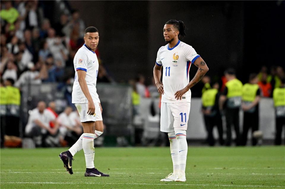 Kylian Mbappé (l) und Michael Olise greifen bei der WM nach dem Titel. (Archivbild)Marijan Murat/dpa