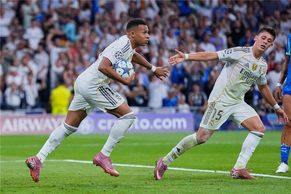 Kylian Mbappé (links) nach seinem Treffer zum 1:1Manu Fernandez/AP/dpa