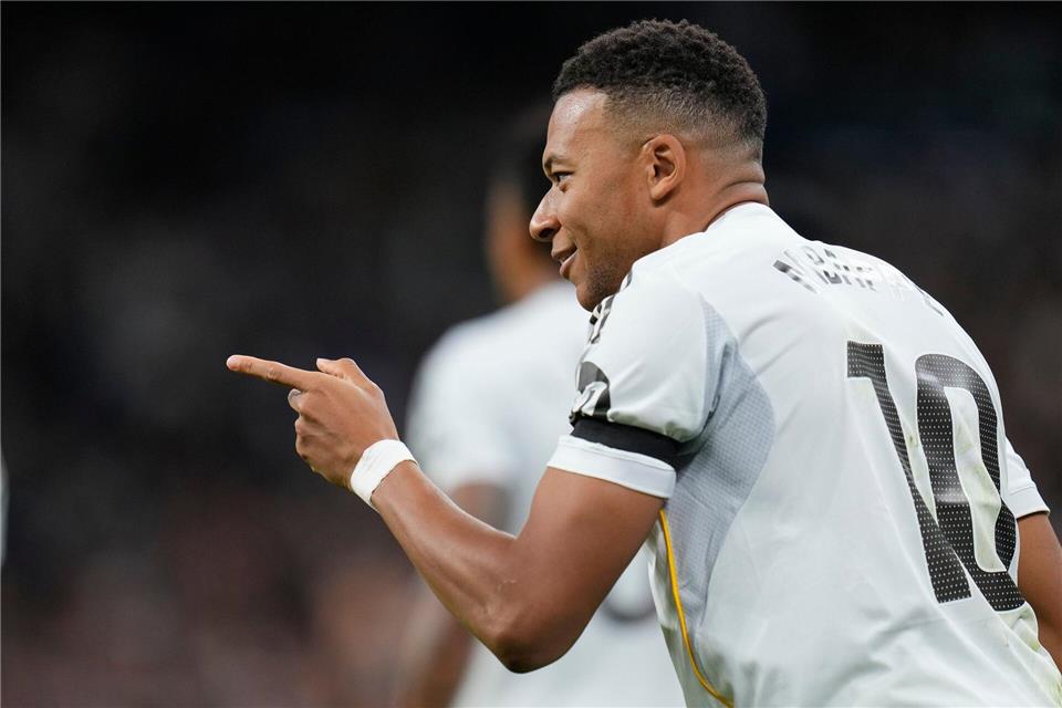 Kylian Mbappé (r) brachte Real Madrid mit seinen Toren auf Siegkurs gegen Valencia.Manu Fernandez/AP/dpa