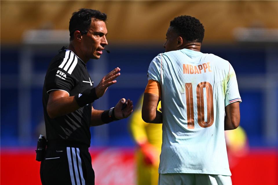Kylian Mbappé (r.) haderte mit Schiedsrichter Facundo Tello.Tom Weller/dpa