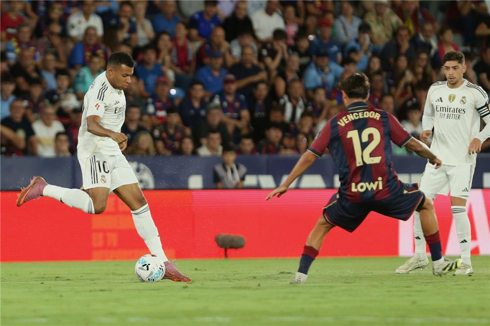 Kylian Mbappé trifft gegen Levante doppelt.Alberto Saiz/AP/dpa