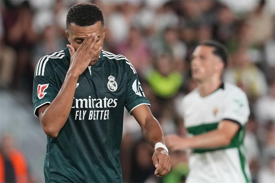 Kylian Mbappé und sein Team taten sich vor allem in der zweiten Halbzeit schwer.Alberto Saiz/AP/dpa