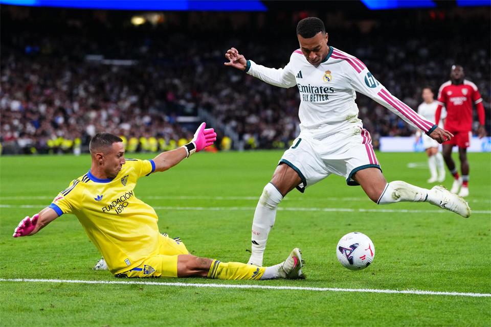 Kylian Mbappé verhalf Real Madrid mit seinen Toren zum Sieg gegen den FC Sevilla.Manu Fernandez/AP/dpa