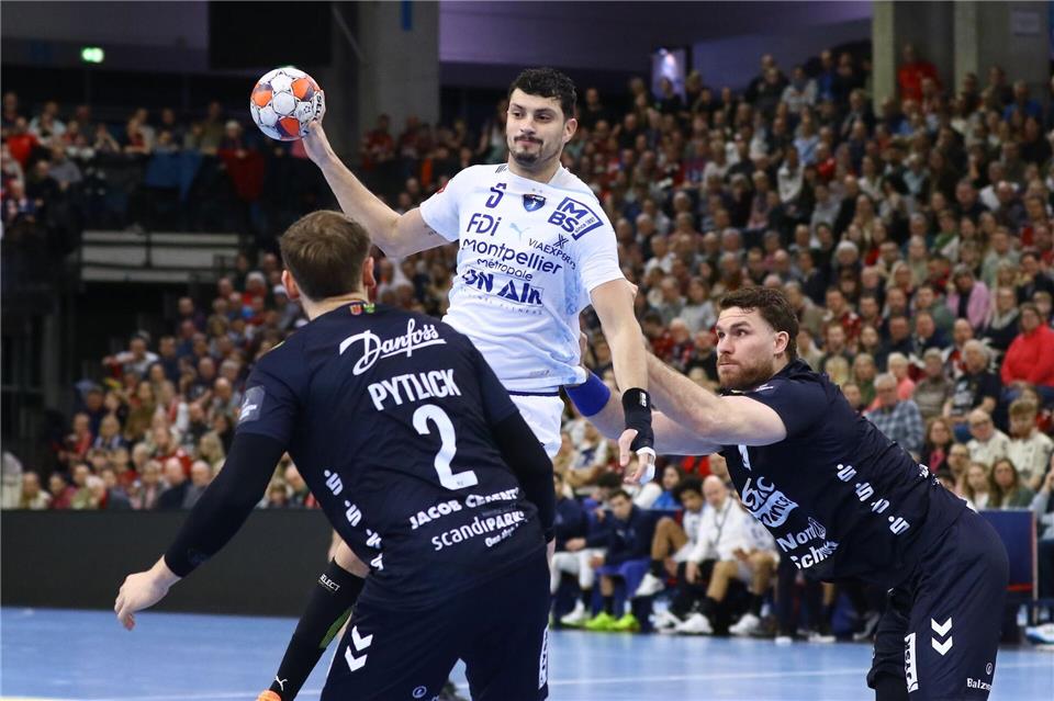 Kyllian Villeminot (Montpellier HB) wird von den Flensburgern Simon Pytlick (l) und Johannes Golla gestoppt.Michael Hundt/dpa