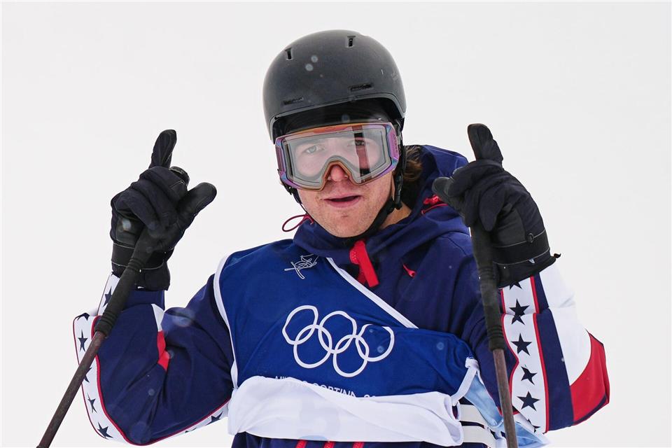 L wie „Loser“? Hunter Hess formte mit seinen Fingern den Buchstaben L - und sprach danach über seine turbulenten Olympia-Tage. Julia Demaree Nikhinson/AP/dpa