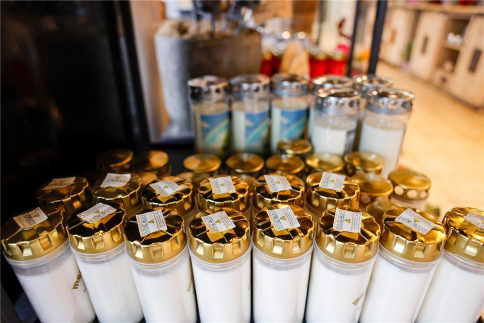 LED-Grablichter machen den herkömmlichen Grablichtern Konkurrenz.Thomas Banneyer/dpa