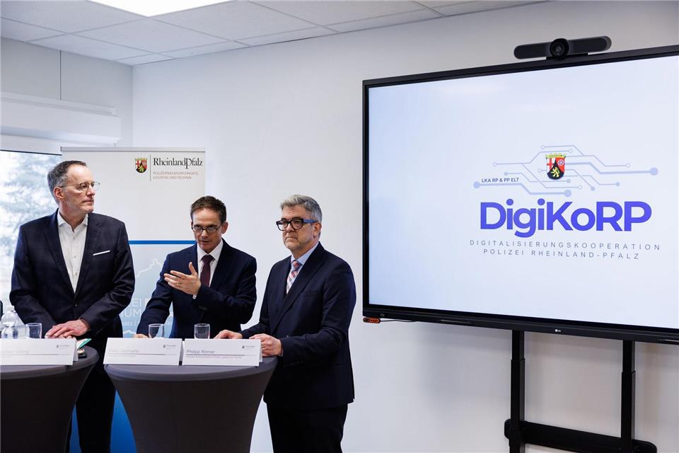 LKA-Chef Mario Germano (M) setzt auf eine schnelle flächendeckende Einführung des Deepfake Detectors.Hannes P. Albert/dpa